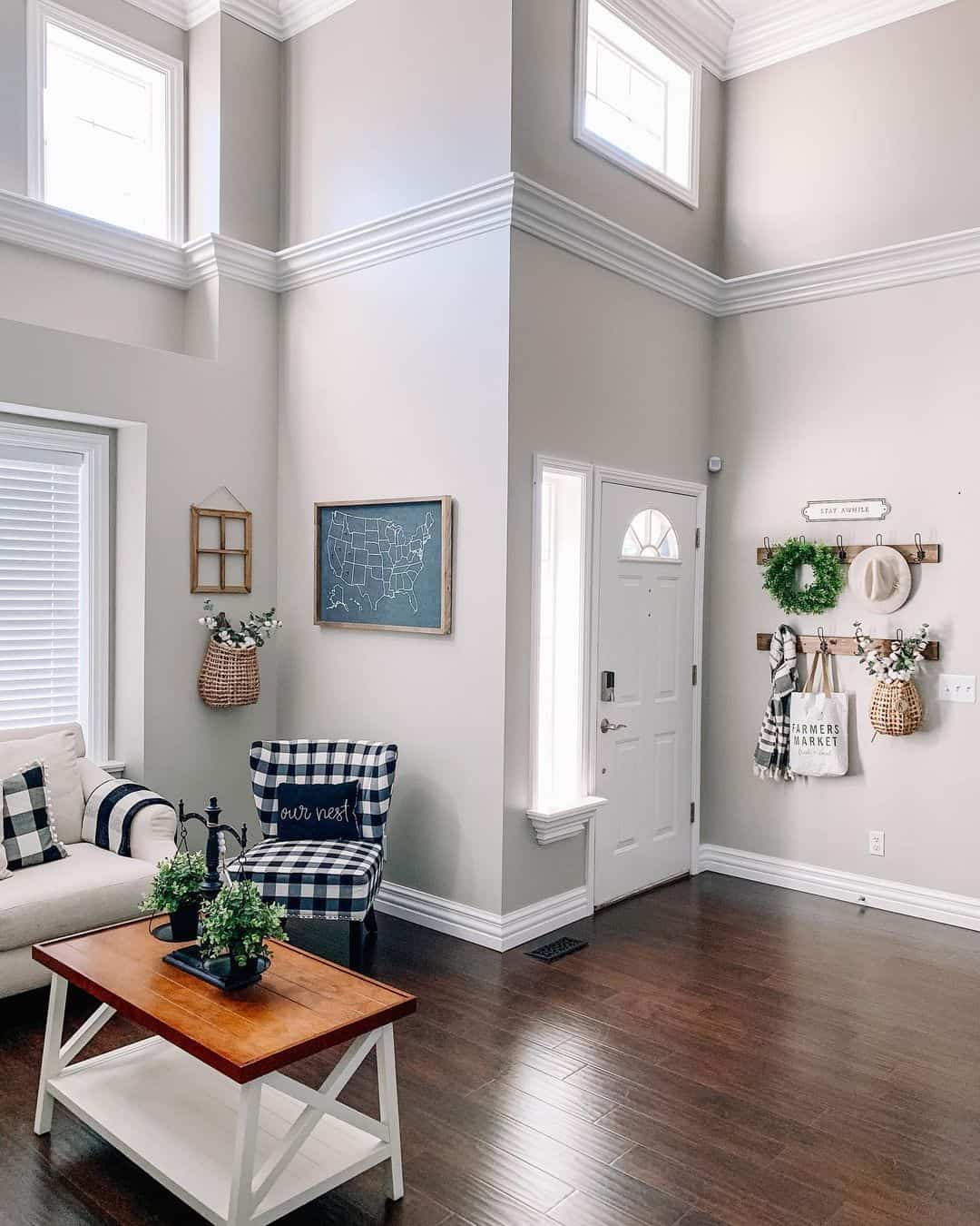 7 Creative Decor Tips for Homes with a Living Room Entryway Combo